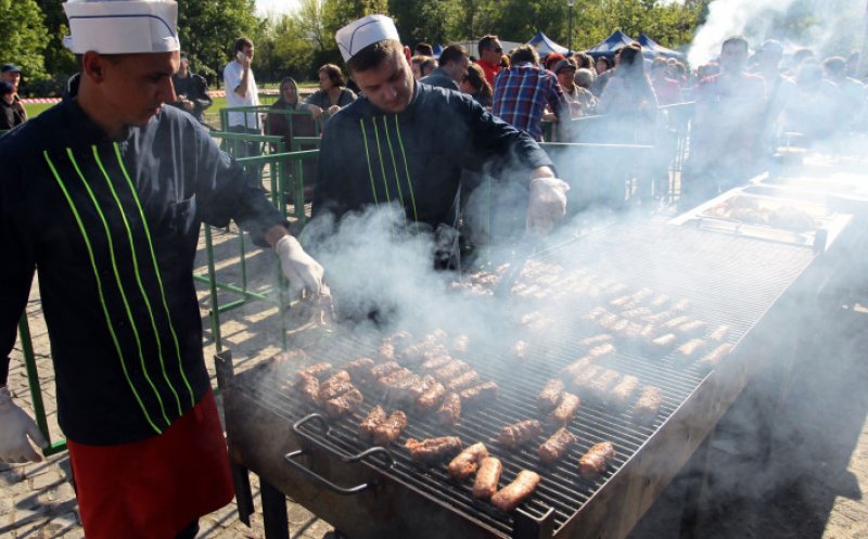 Se apropie 1 Mai, tradiționala sărbătoare cu mici și bere a românilor. Ce recomandări face ANPC
