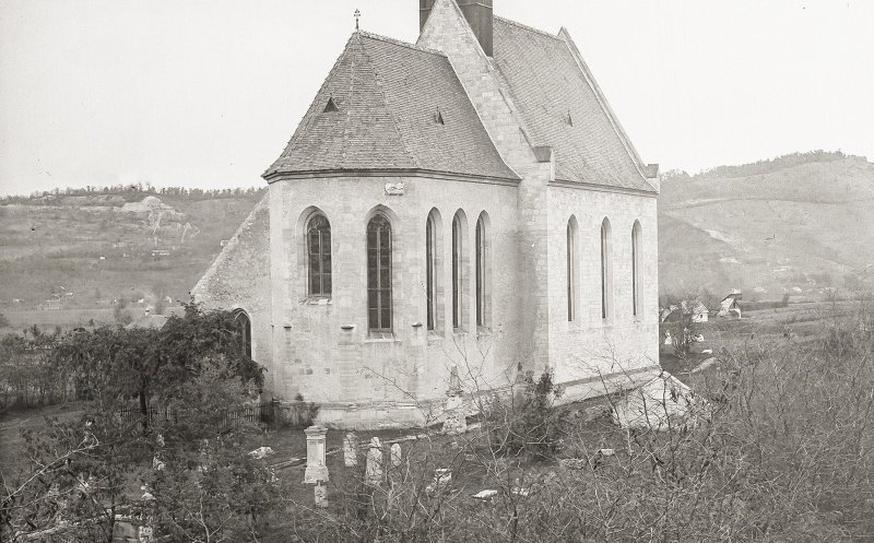 Istoria Bisericii Calvaria începe prin secolul al XI-lea şi se leagă de trei obiective principale: biserica, cetatea şi mănăstirea