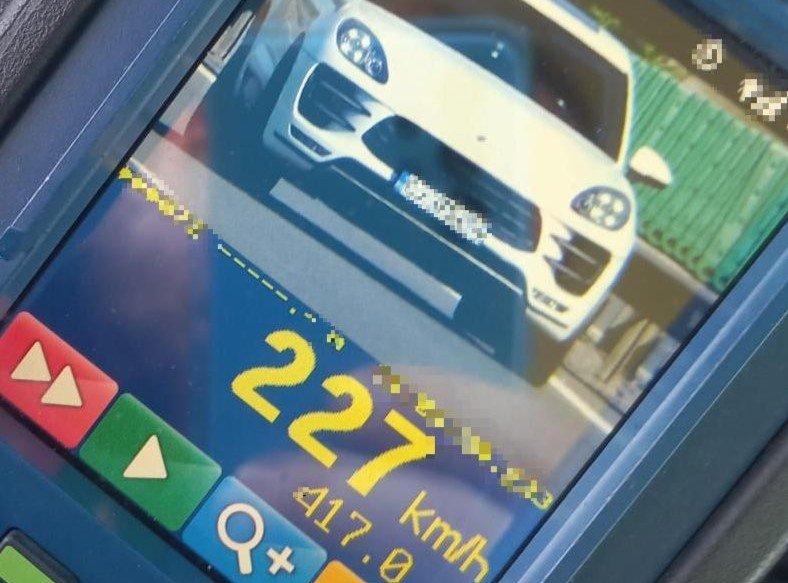 Ca la raliu pe A3, în Cluj: șofer prins cu 227 km/h, rămâne fără permis și primește o amendă uriașă
