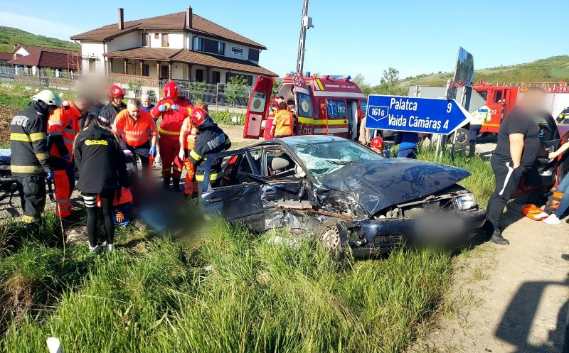 Descarcerarea, la un ACCIDENT grav din judeţul Cluj cu 4 victime. Un bărbat, în comă, cu multiple traumatisme