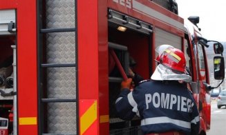 Explozie la un apartament în Gherla. Locatarii sunt evacuați. O femeie a suferit un atac de panică