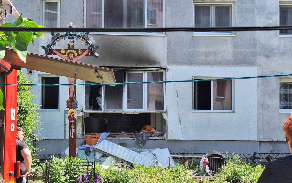 Explozie la un apartament în Gherla. Locatarii sunt evacuați. O femeie a suferit un atac de panică