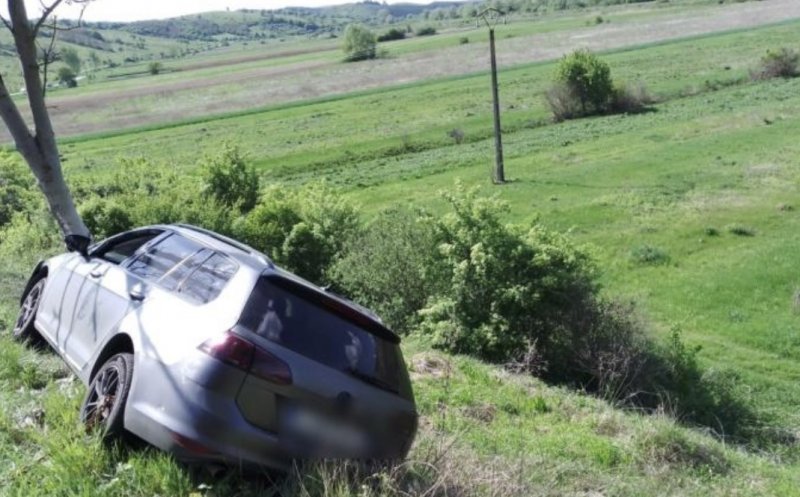 Accident la Cluj! Un tânăr a intrat din plin într-un copac
