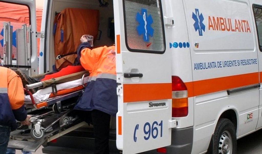 Un bărbat de 53 de ani și-a dat foc în grădină, sub ochii fiului şi nepotului. Tinerii au sărit imediat să stingă incendiul din spatele casei