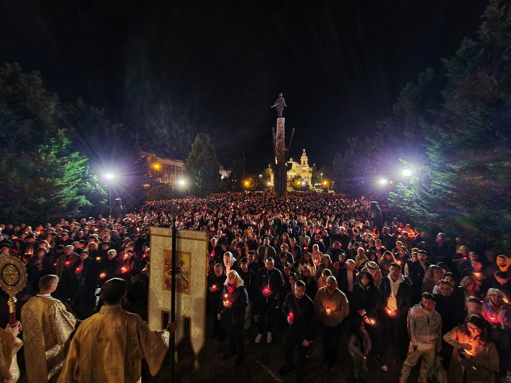 Hristos a Înviat! Mii de credincioși au participat la slujba de Înviere de la Catedrala Mitropolitană din Cluj-Napoca