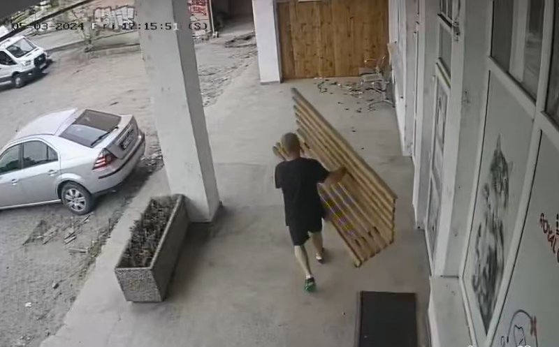 Spiritul sărbătorilor Pascale la Cluj. Un bărbat a luat "cu împrumut" banca din fața unei clinici