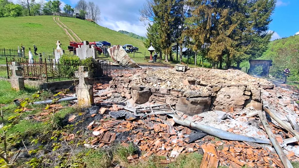 INCENDIU după slujba din noaptea de Înviere / O biserică s-a făcut scrum