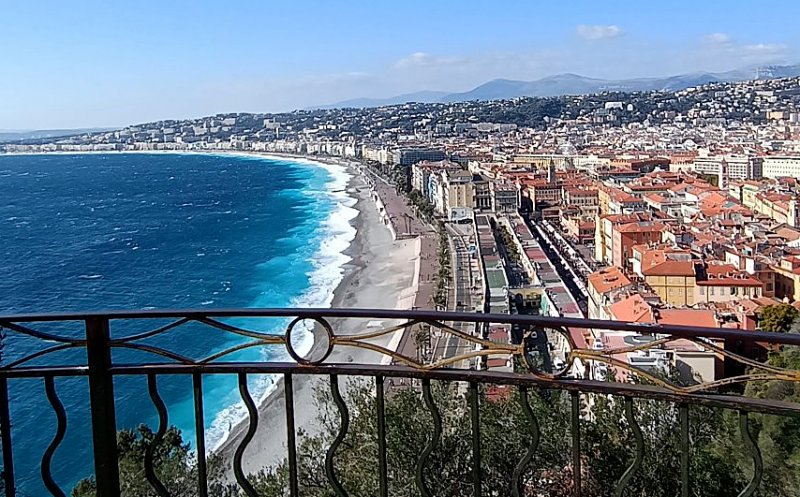 Minorilor sub 13 ani li s-a interzis să iasă singuri pe stradă noaptea. Se întâmplă pe Coasta de Azur