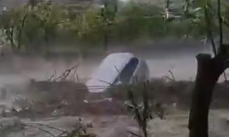Maşini luate de viitură în prima zi de Paşte / Avertizare RO Alert: Cod portocaliu de averse torențiale