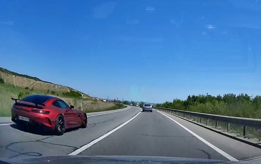 Cluj: Un șofer teribilist a fost cât pe ce să provoace un accident mortal după ce a fentat o coloană de mașini