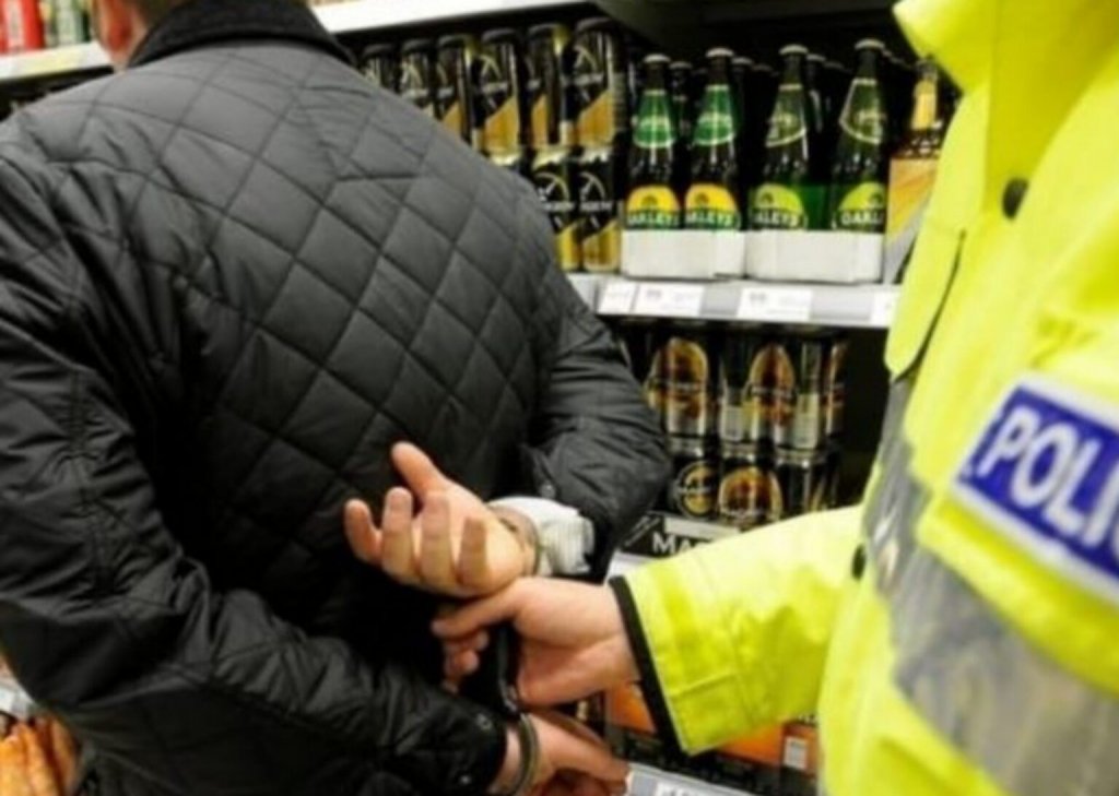 Cluj: Minor reținut de poliție după ce a furat alcool dintr-un magazin în Ajunul Paștelui