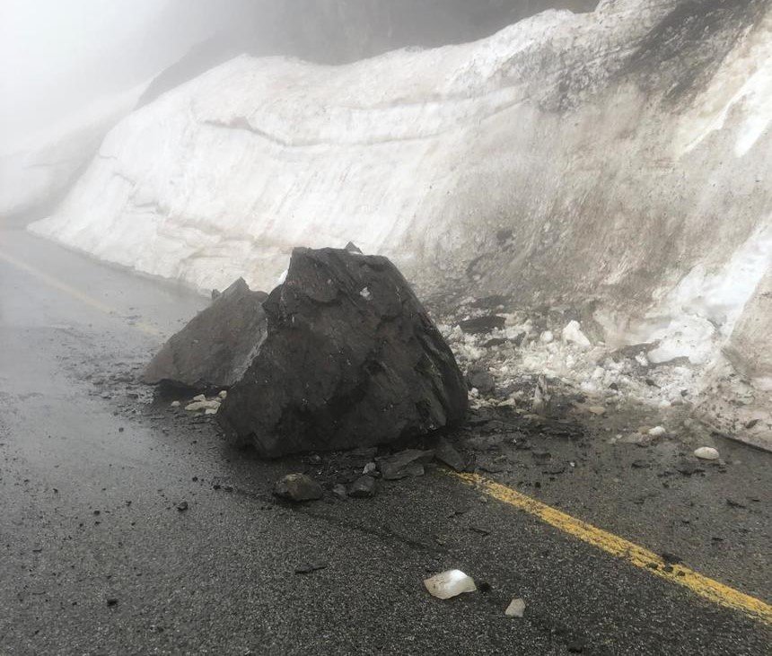 Bucăţi de stânci, prăbuşite pe Transalpina. Drumul rămâne închis