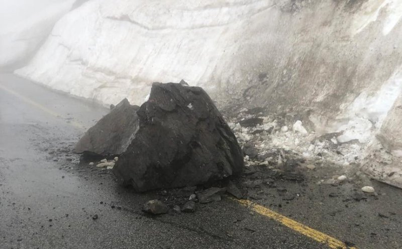 Bucăţi de stânci, prăbuşite pe Transalpina. Drumul rămâne închis