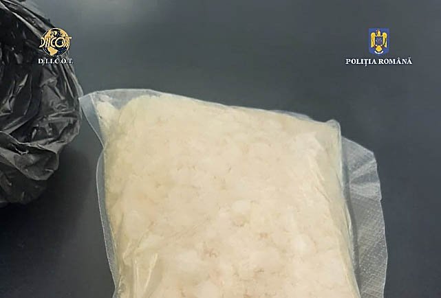 Traficanți de droguri din Cluj prinși în flagrant cu o jumătate de kilogram de ”cristal”
