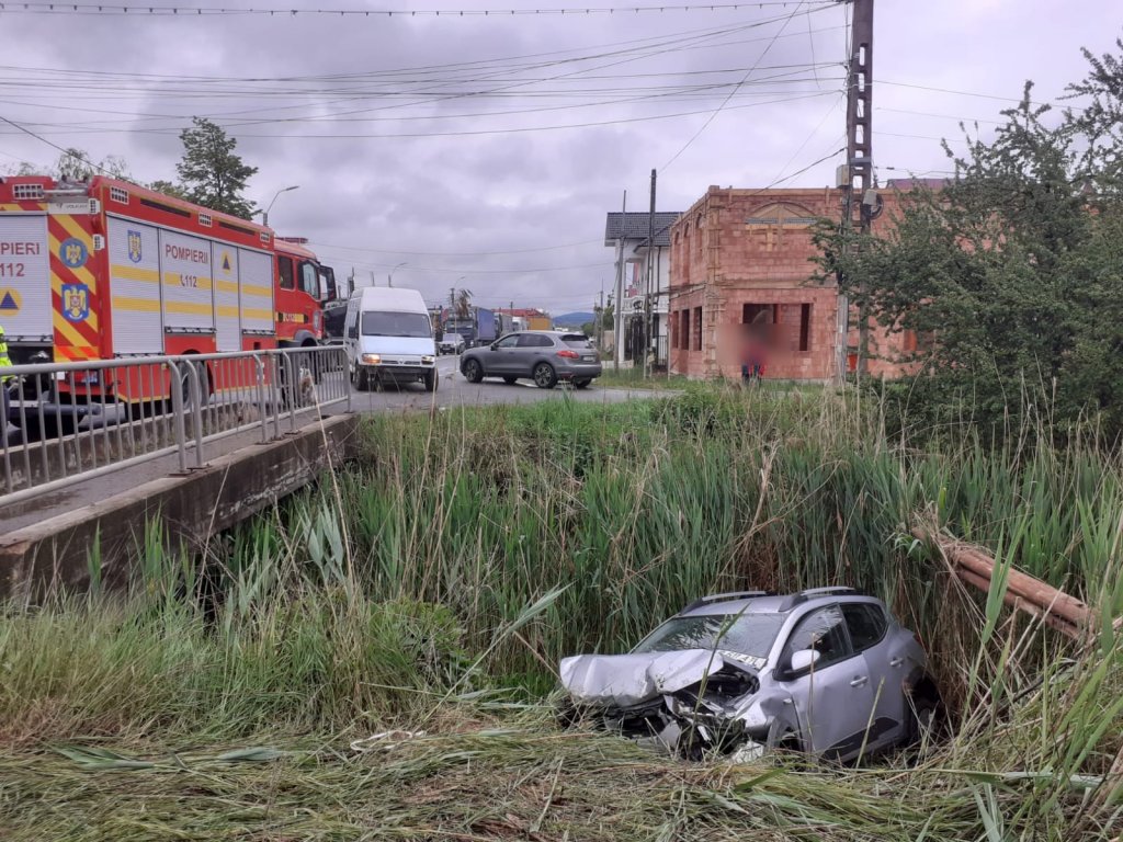 ACCIDENT cu o victimă pe un drum din Cluj. Bărbat extras din mașină și transportat de urgență la spital