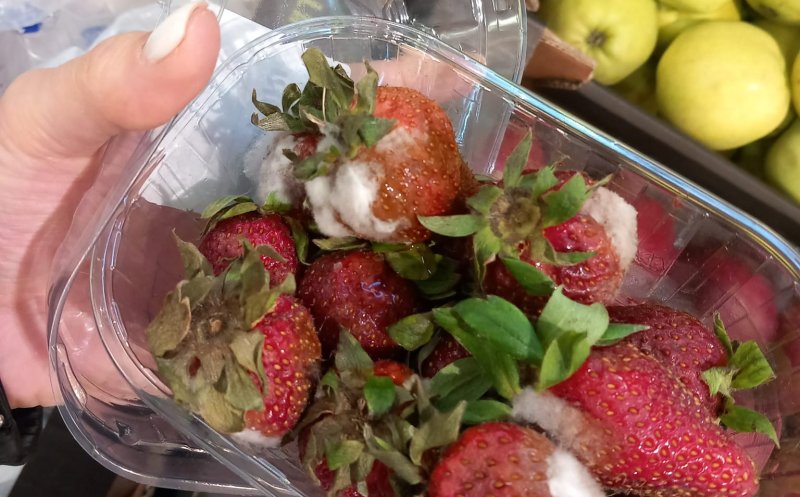 Fructe şi legume stricate pe tarabe / Protecţia consumatorului, cel puţin 12 sfaturi pentru a nu cădea în plasa comercianţilor lacomi