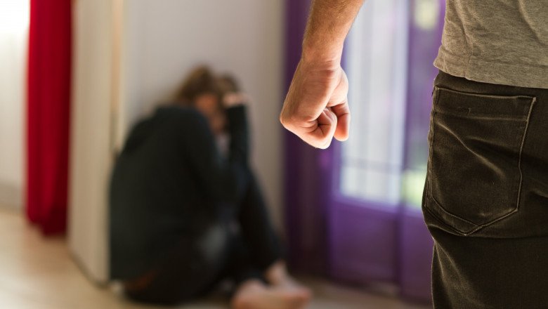 Cluj: Un bărbat și-a bătut crunt fosta concubină și pe familia acesteia, în prima zi de Paște