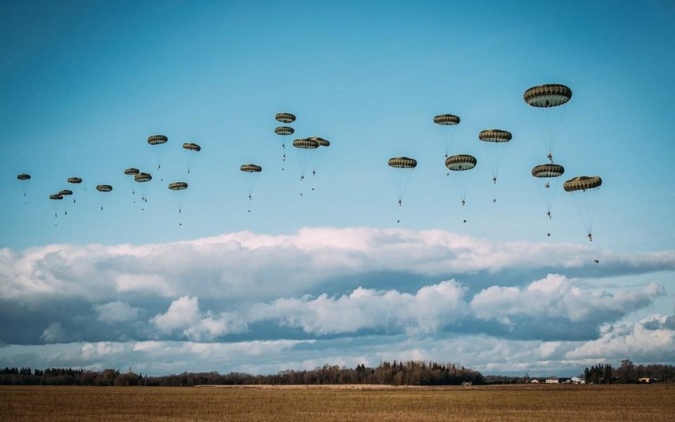 Exercițiu militar de amploare la Baza Aeriană de la Câmpia Turzii cu 2.000 de parașutiști. Circulația pe A3, închisă parțial