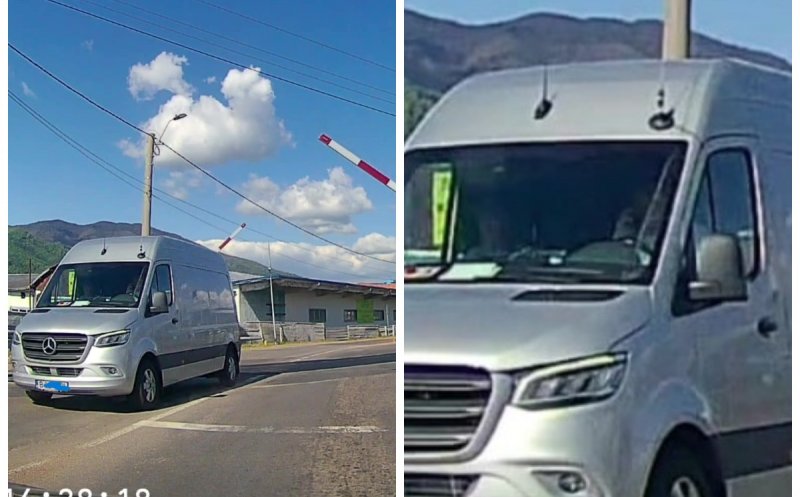 Un șofer ignoră barierele coborâte și trece cu viteză peste calea ferată în timp ce vorbește la telefon