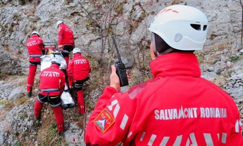 Tragedie pe munte. O femeie a căzut în gol zeci de metri și a murit