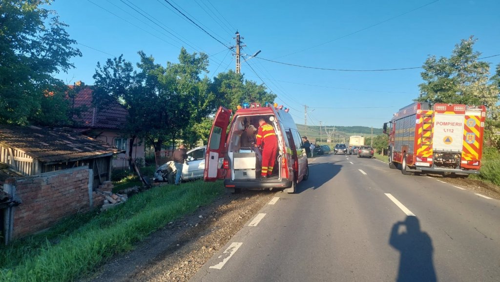 ACCIDENT în judeţul Cluj. Implicate, 2 autoturisme și o basculantă