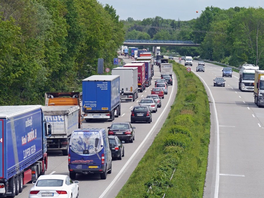 Camioanele și autobuzele care poluează au "kilometri numărați". UE vrea să scape de ele