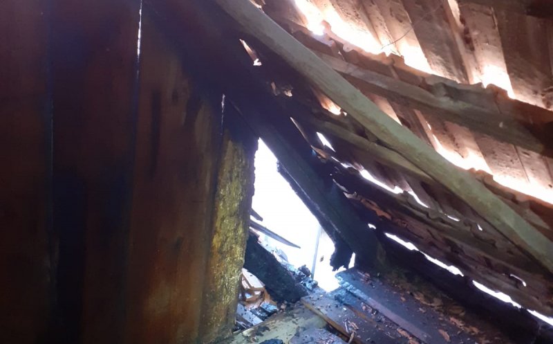 INCENDIU într-o gospodărie județul Cluj. O femeie de 80 de ani a reușit să se autoevacueze
