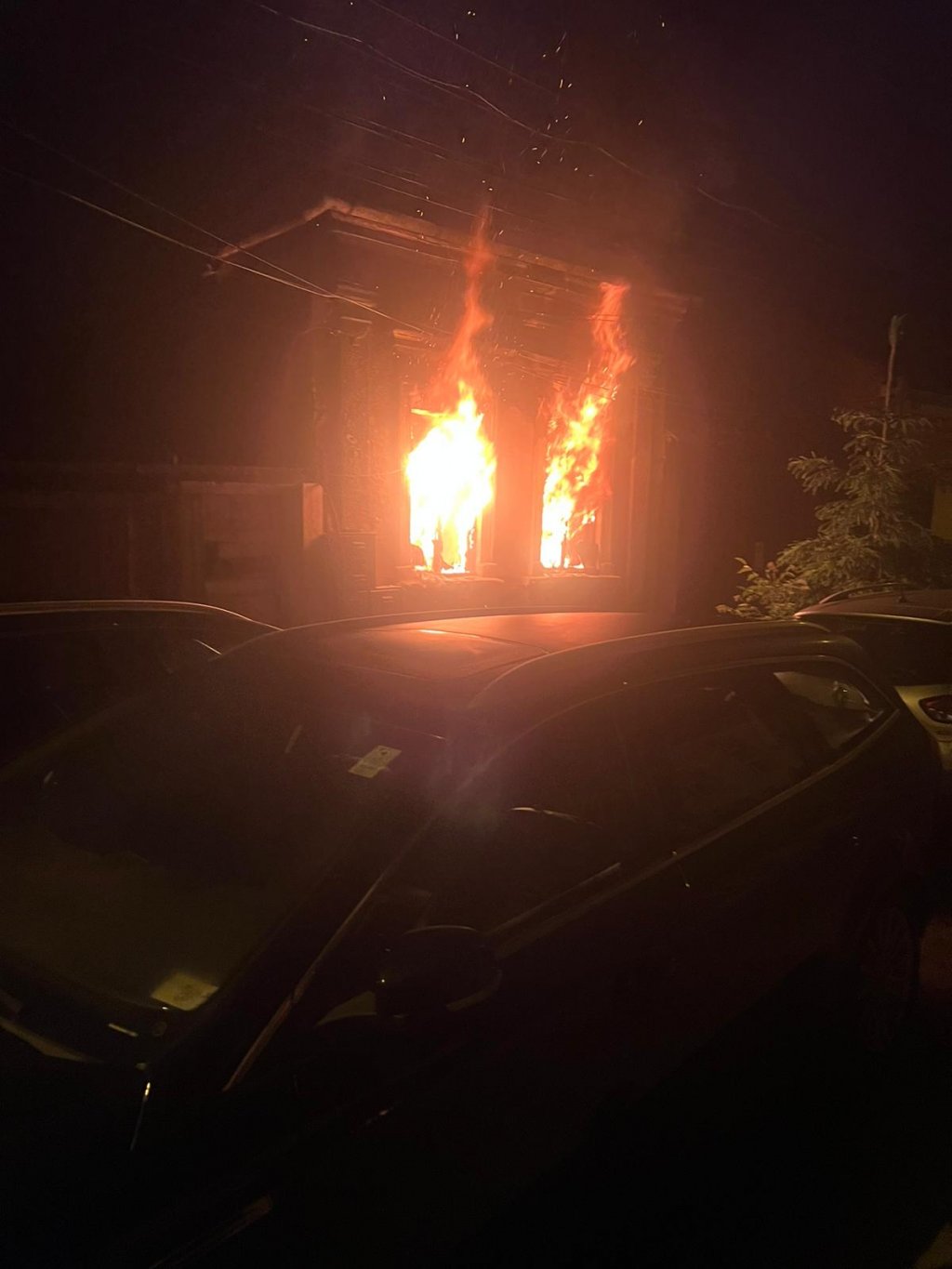 INCENDIU în Cluj-Napoca în timpul nopţii: Şi-a dat foc la casă din cauza unei ţigări / Maşinile parcate au îngreunat accesul pompierilor