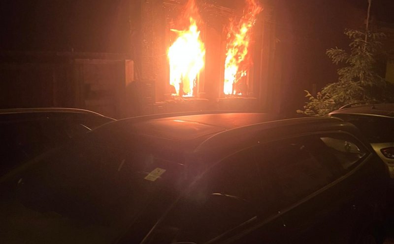INCENDIU în Cluj-Napoca în timpul nopţii: Şi-a dat foc la casă din cauza unei ţigări / Maşinile parcate au îngreunat accesul pompierilor