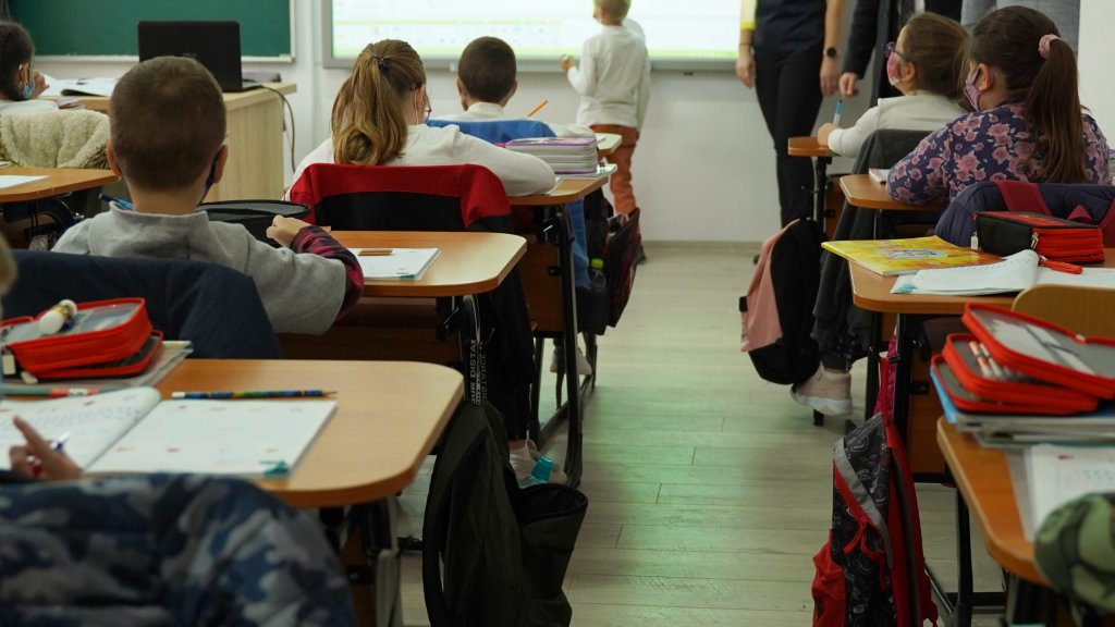 Un elev de clasa a II-a din Cluj, fiul unui șef de poliție, își terorizează colegii amenințându-i că tatăl lui îi va aresta