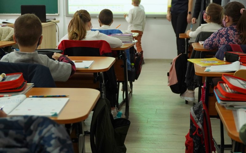 Un elev de clasa a II-a din Cluj, fiul unui șef de poliție, își terorizează colegii amenințându-i că tatăl lui îi va aresta