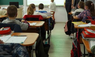 Un elev de clasa a II-a din Cluj, fiul unui șef de poliție, își terorizează colegii amenințându-i că tatăl lui îi va aresta