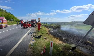 Depășire periculoasă plătită cu viața de 3 motocicliști. Victima din autoturism a reușit să se salveze înainte ca acesta să ia foc