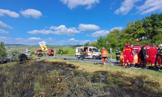 O depășire periculoasă plătită cu viața de 3 motocicliști. Victima din autoturism a reușit să se salveze înainte ca acesta să ia foc