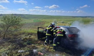 O depășire periculoasă plătită cu viața de 3 motocicliști. Victima din autoturism a reușit să se salveze înainte ca acesta să ia foc