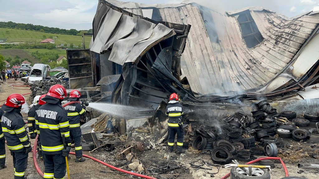 INCENDIU puternic într-o localitate din Cluj. O hală a fost făcută SCRUM
