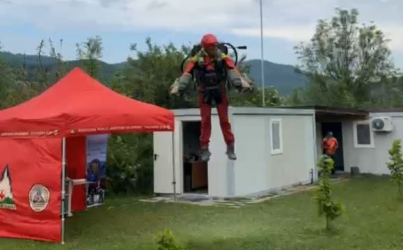 Exercițiu în PREMIERĂ: Salvamontiști "zburători" cu rucsac cu propulsoare. Sistemul va ajuta la găsirea mai rapidă a turiștilor
