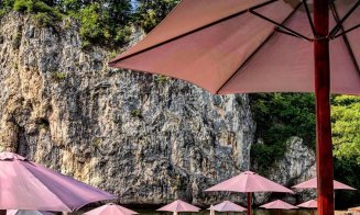O plajă din Apuseni, la 100 km de Cluj, te duce cu gândul în Thailanda / Relaxare într-un colţ de rai, la pachet cu o priveliște superbă