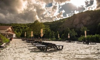 O plajă din Apuseni, la 100 km de Cluj, te duce cu gândul în Thailanda / Relaxare într-un colţ de rai, la pachet cu o priveliște superbă