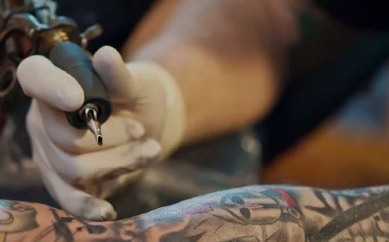 Reguli noi pentru saloanele de tatuaj: Nu mai au dreptul să tatueze minorii şi nici să le facă piercinguri