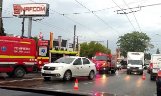ACCIDENT în Cluj-Napoca / Victimă descarcerată dintre fiarele maşinii