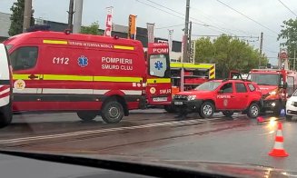 ACCIDENT în Cluj-Napoca / Victimă descarcerată dintre fiarele maşinii