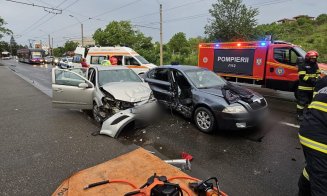 ACCIDENT în Cluj-Napoca / Victimă descarcerată dintre fiarele maşinii