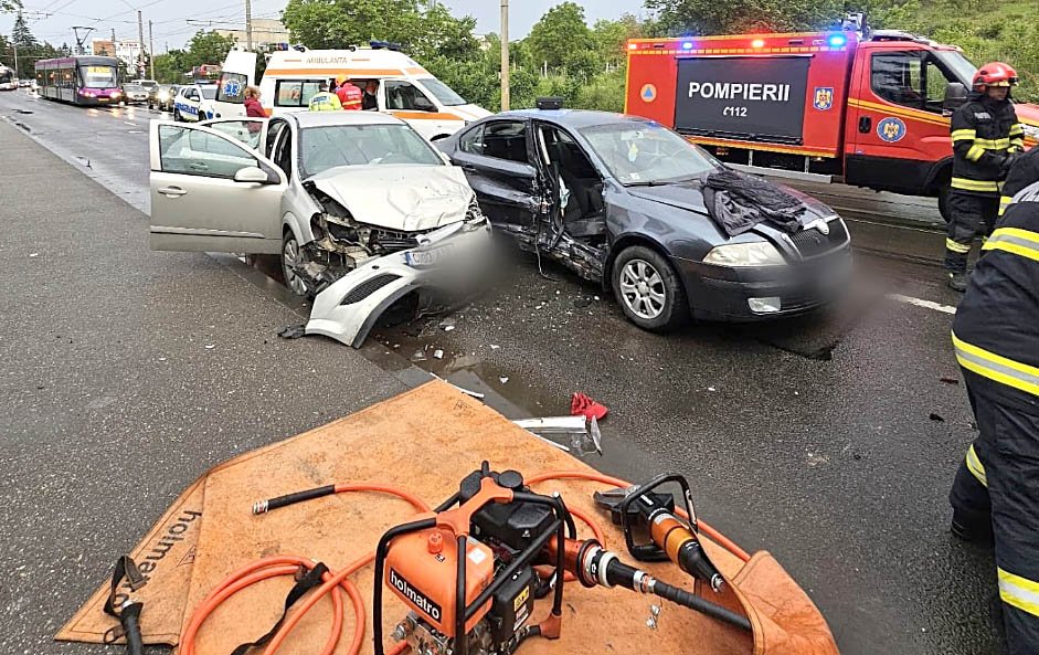 Cum s-a produs accidentul cu 3 maşini şi 3 victime de pe Bulevardul Muncii din această dimineaţă