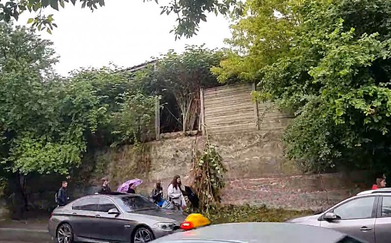 Prăvale gardul în Cluj-Napoca / Pericol pentru copiii care merg la şcoală