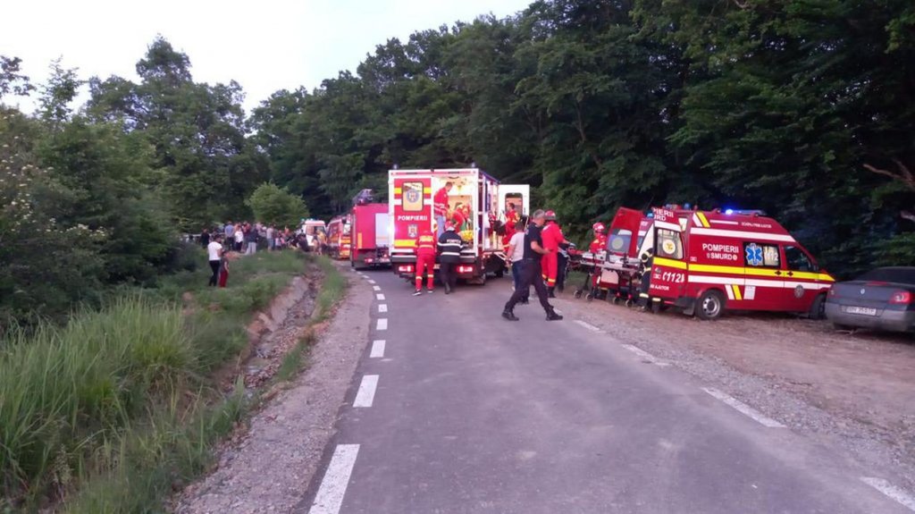 Una dintre victimele accidentului devastator din Bistrița, transferată la Cluj. Minor de 16 ani mort și șapte persoane rănite