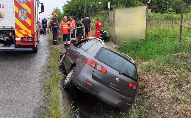 ACCIDENT pe un drum din Cluj. Trei persoane rănite, printre care un copil de 4 ani, transportate la spital