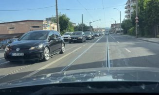 Cluj-Napoca: Aglomerație de 3-4 km pentru un capac de canal semnalizat cu crengi