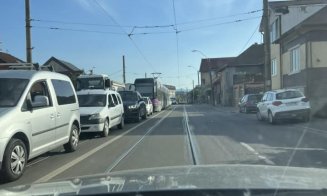 Cluj-Napoca: Aglomerație de 3-4 km pentru un capac de canal semnalizat cu crengi