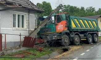 Accident într-o comună din Cluj. Un camion a distrus un stâlp și gardul unei case